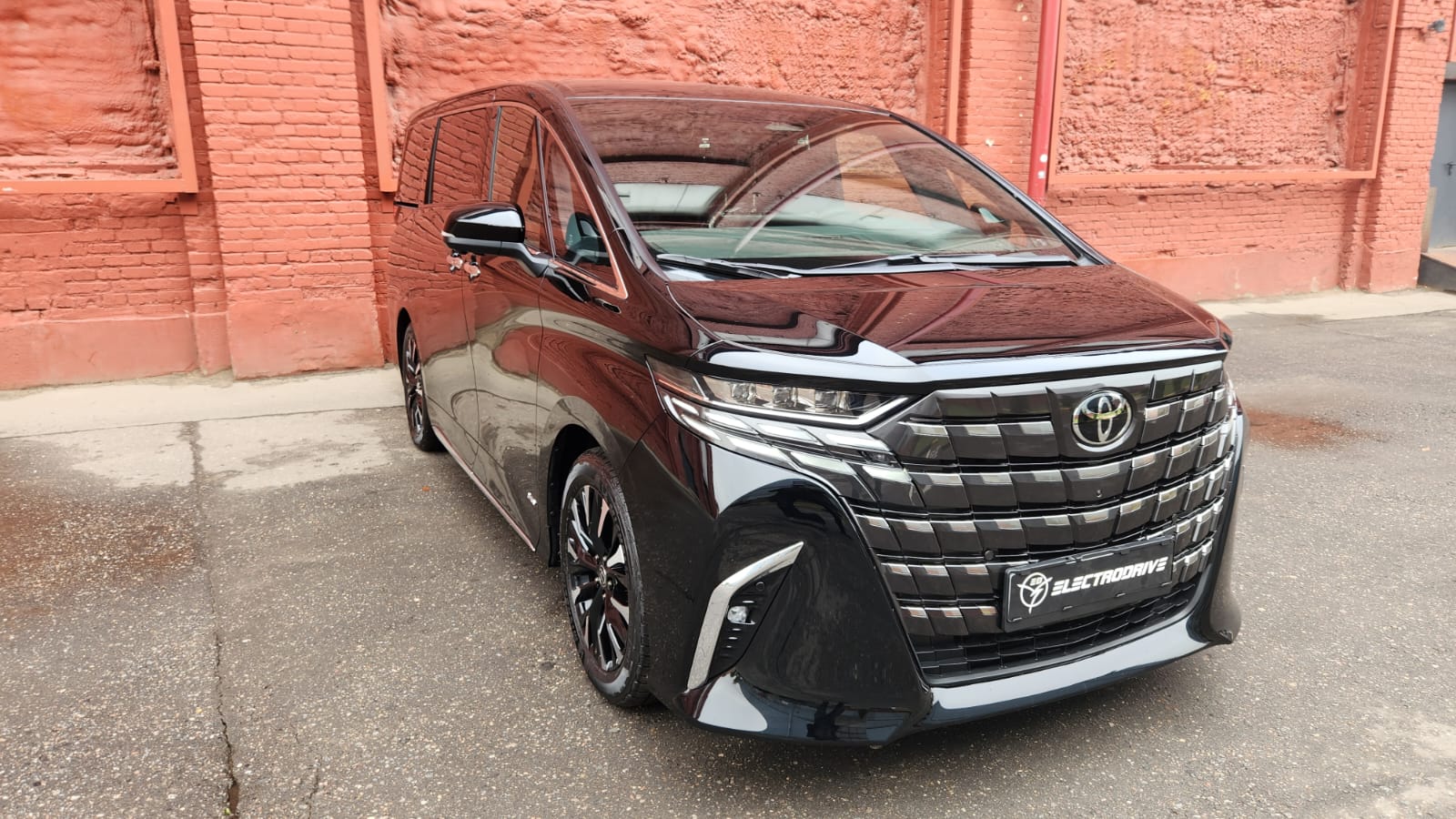 Toyota Alphard Hybrid — автомобиль Лаки Кар