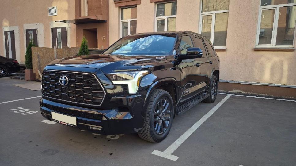 Toyota Sequoia Hybrid Platinum — автомобиль Лаки Кар
