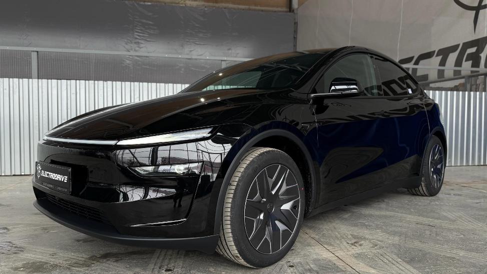 Tesla Model Y Long Range — автомобиль Лаки Кар