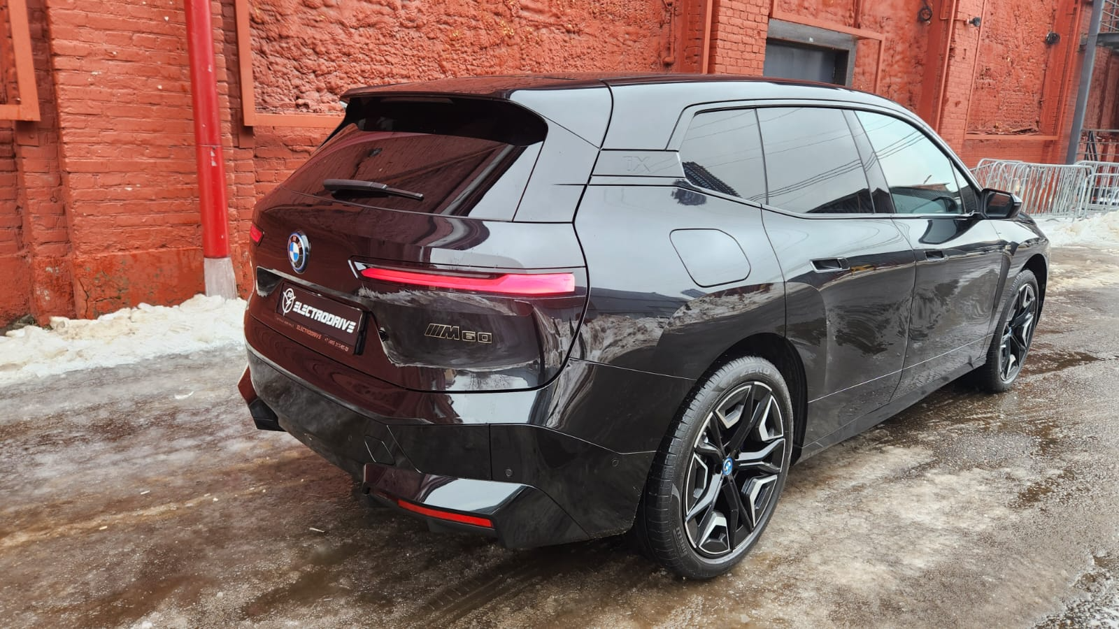 BMW IX M60 — автомобиль Лаки Кар