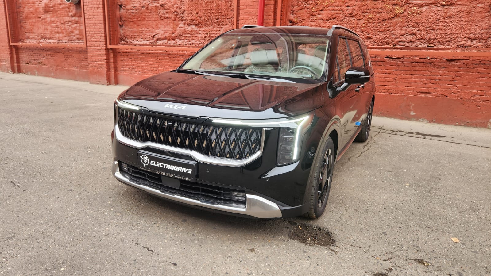 Kia Carnival — автомобиль Лаки Кар