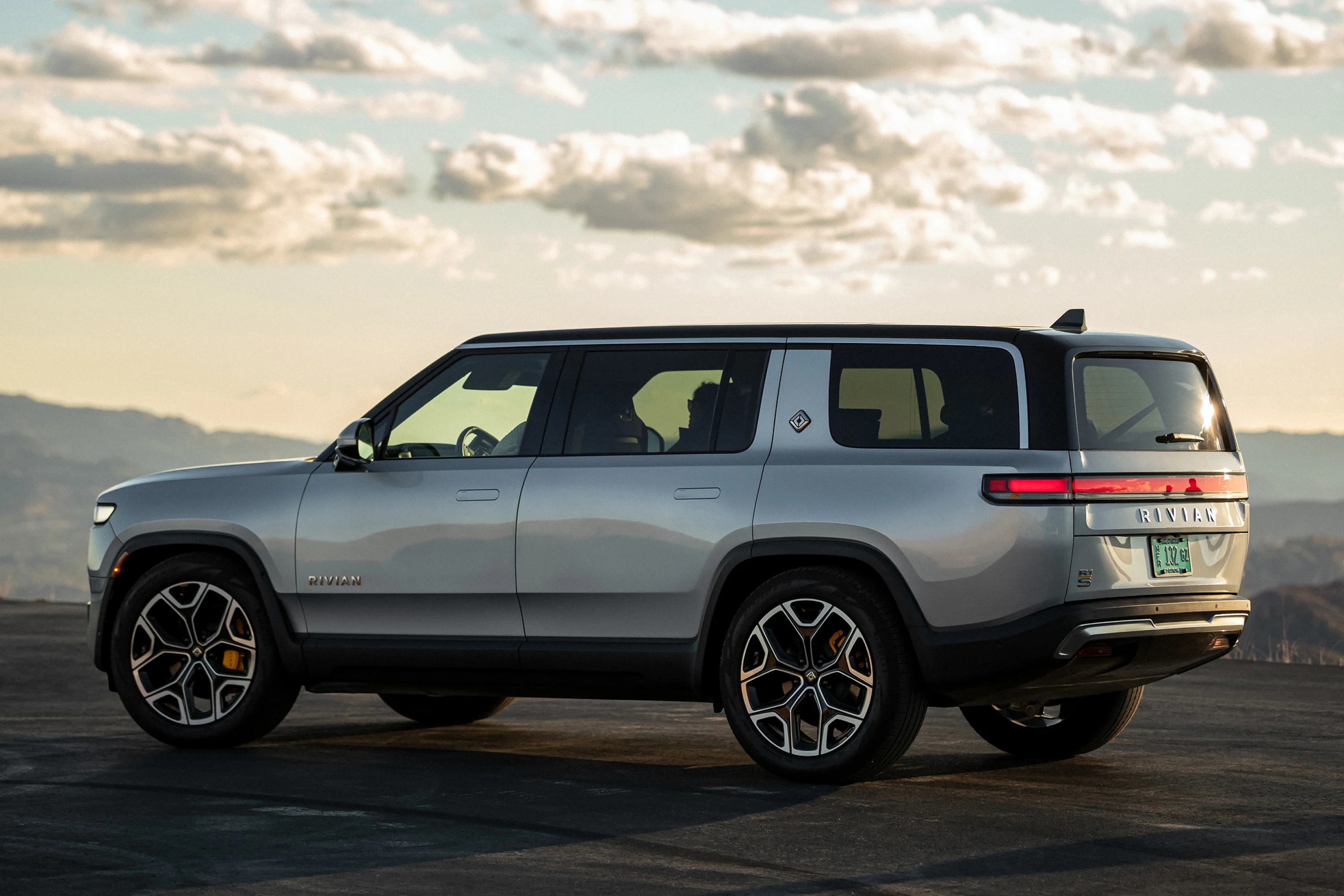 Новый Rivian R1s 2025 Года Купить