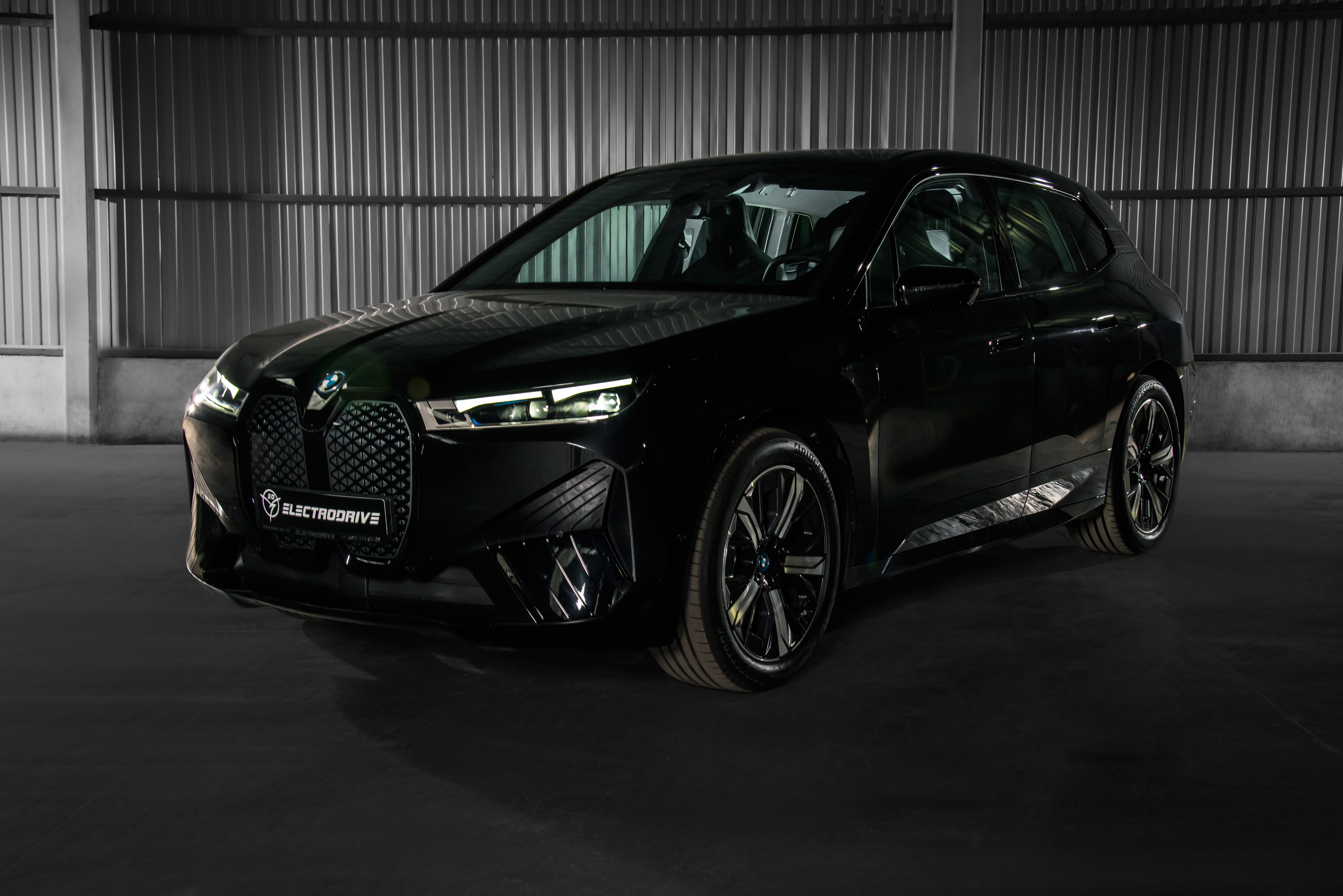 BMW IX XDrive 40 — автомобиль Лаки Кар